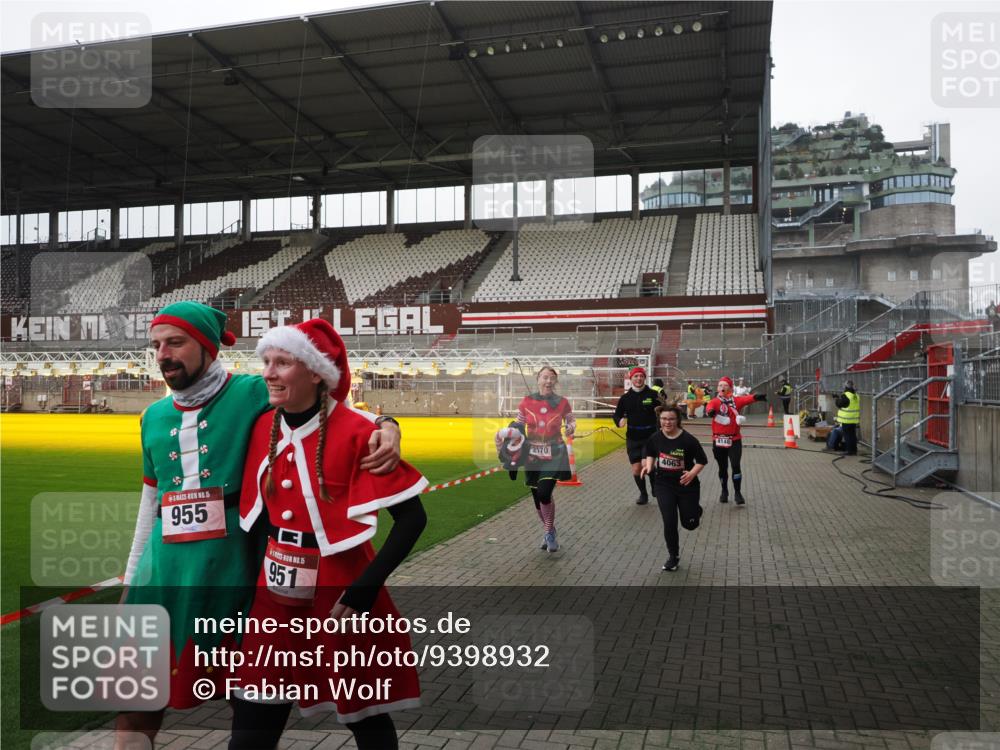 07.12.2025 - St. Pauli X-Mass-Run No. 15 Fabian Wolf http://msf.ph/oto/9398932 07.12.2025 10:56:25 Ziel 951, 955, 1790, 1793, 2170, 4063, 4146 meine-sportfotos.de