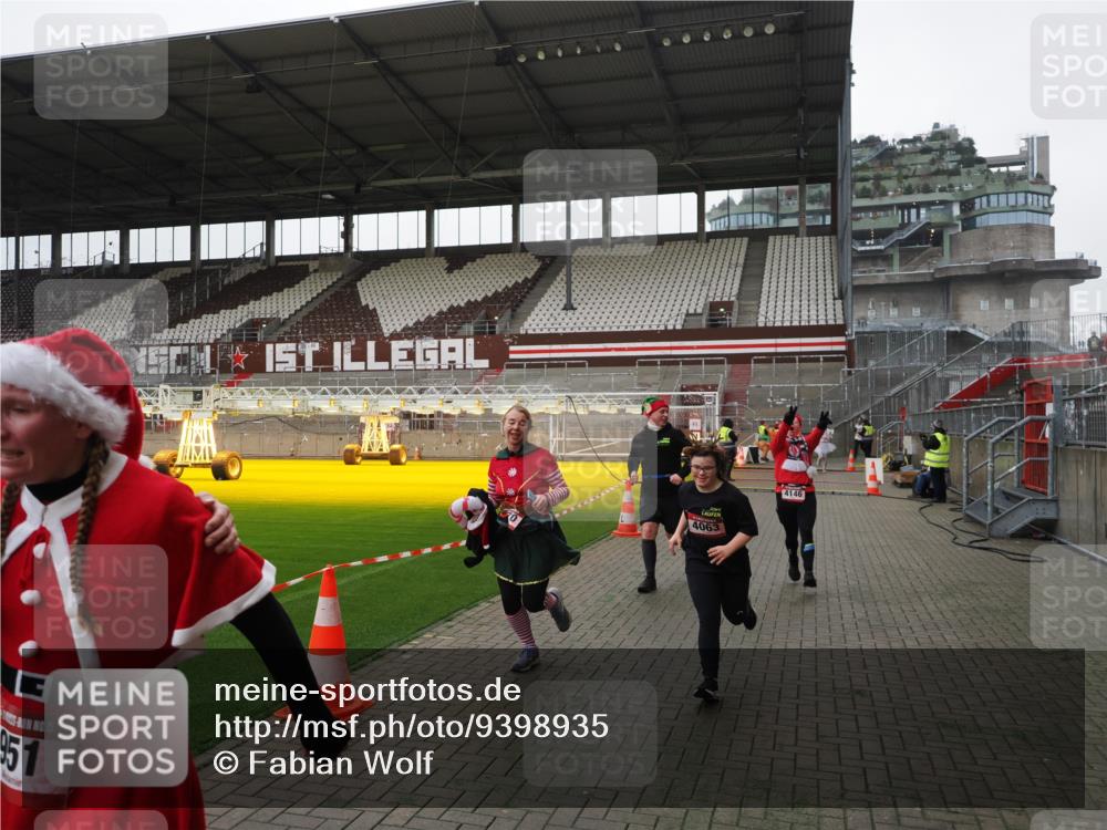 07.12.2025 - St. Pauli X-Mass-Run No. 15 Fabian Wolf http://msf.ph/oto/9398935 07.12.2025 10:56:26 Ziel 951, 955, 1790, 1793, 2170, 4063, 4146 meine-sportfotos.de