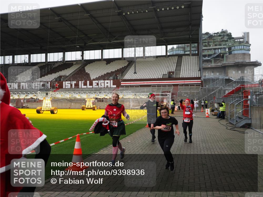 07.12.2025 - St. Pauli X-Mass-Run No. 15 Fabian Wolf http://msf.ph/oto/9398936 07.12.2025 10:56:26 Ziel 951, 955, 1790, 1793, 2170, 4063, 4146 meine-sportfotos.de