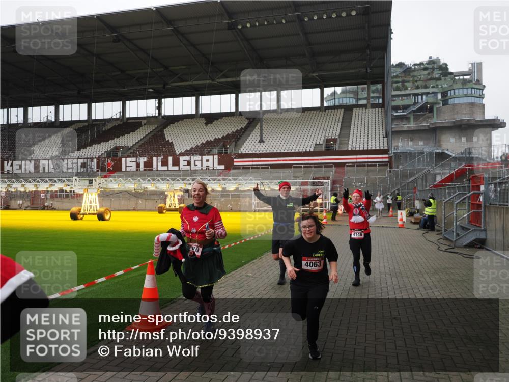 07.12.2025 - St. Pauli X-Mass-Run No. 15 Fabian Wolf http://msf.ph/oto/9398937 07.12.2025 10:56:26 Ziel 951, 955, 1790, 1793, 2170, 4063, 4146 meine-sportfotos.de