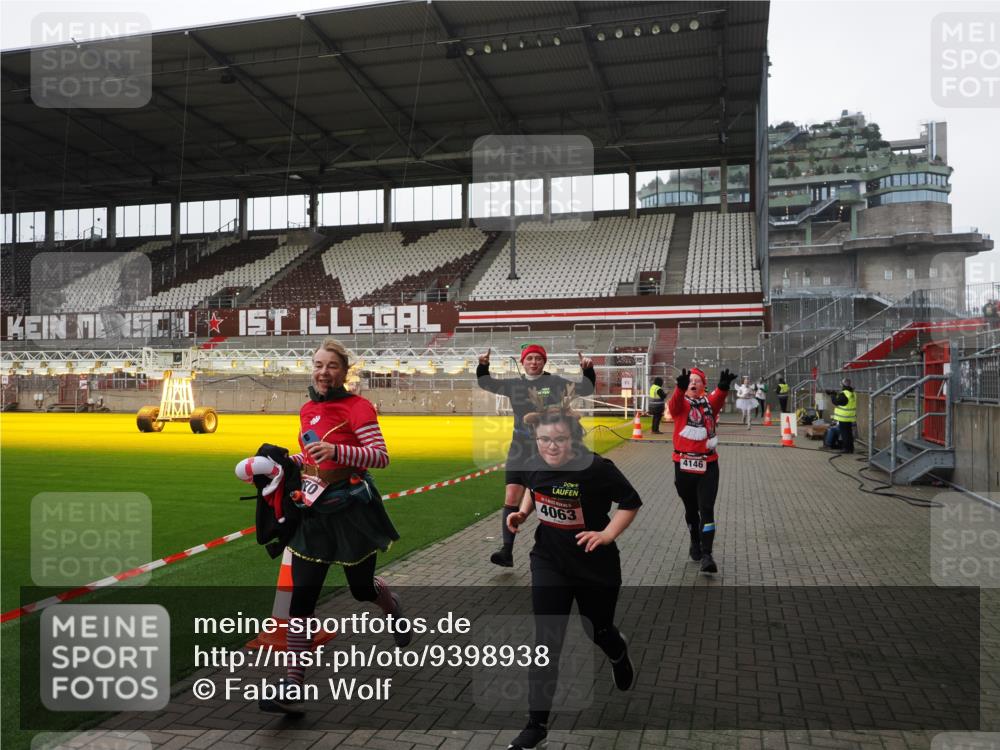 07.12.2025 - St. Pauli X-Mass-Run No. 15 Fabian Wolf http://msf.ph/oto/9398938 07.12.2025 10:56:26 Ziel 951, 955, 1790, 1793, 2170, 4063, 4146 meine-sportfotos.de