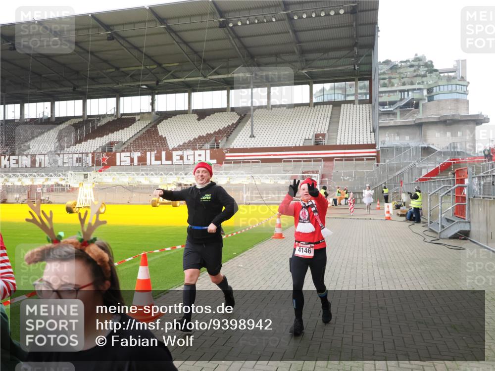 07.12.2025 - St. Pauli X-Mass-Run No. 15 Fabian Wolf http://msf.ph/oto/9398942 07.12.2025 10:56:27 Ziel 236, 248, 951, 955, 1790, 1793, 2170, 4063, 4146 meine-sportfotos.de