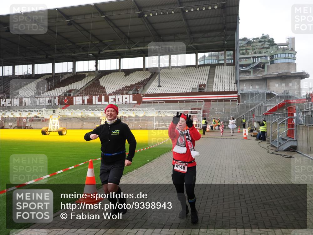 07.12.2025 - St. Pauli X-Mass-Run No. 15 Fabian Wolf http://msf.ph/oto/9398943 07.12.2025 10:56:27 Ziel 236, 248, 951, 955, 1790, 1793, 2170, 4063, 4146 meine-sportfotos.de