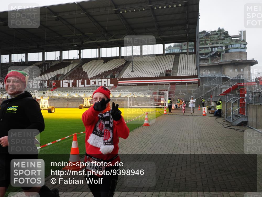 07.12.2025 - St. Pauli X-Mass-Run No. 15 Fabian Wolf http://msf.ph/oto/9398946 07.12.2025 10:56:28 Ziel 236, 248, 951, 955, 1790, 1793, 2170, 4063, 4146 meine-sportfotos.de