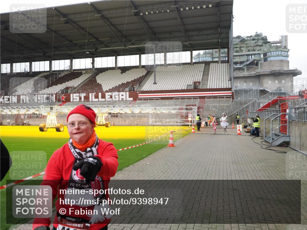 07.12.2025 - St. Pauli X-Mass-Run No. 15 Fabian Wolf http://msf.ph/oto/9398947 07.12.2025 10:56:28 Ziel 236, 248, 951, 955, 1790, 1793, 2170, 4063, 4146 meine-sportfotos.de
