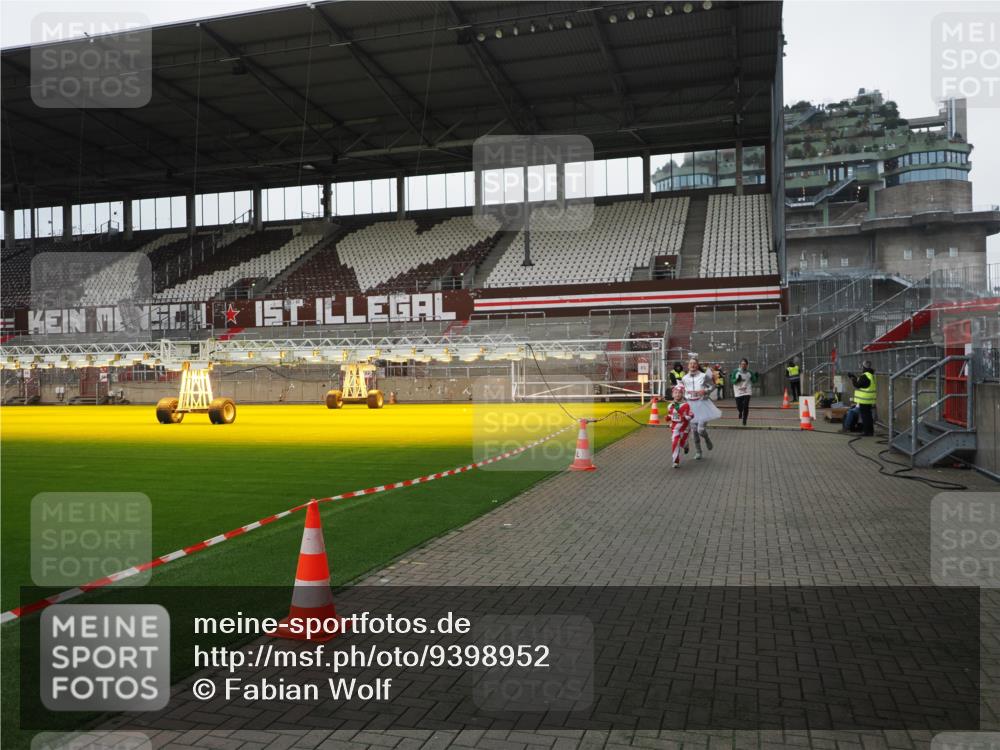 07.12.2025 - St. Pauli X-Mass-Run No. 15 Fabian Wolf http://msf.ph/oto/9398952 07.12.2025 10:56:31 Ziel 236, 248, 759, 2170, 4063, 4146 meine-sportfotos.de