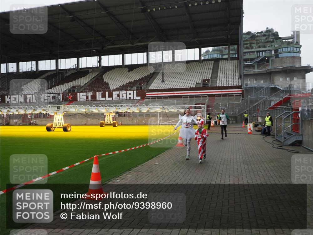 07.12.2025 - St. Pauli X-Mass-Run No. 15 Fabian Wolf http://msf.ph/oto/9398960 07.12.2025 10:56:33 Ziel 236, 248, 759, 2170, 4063, 4146 meine-sportfotos.de