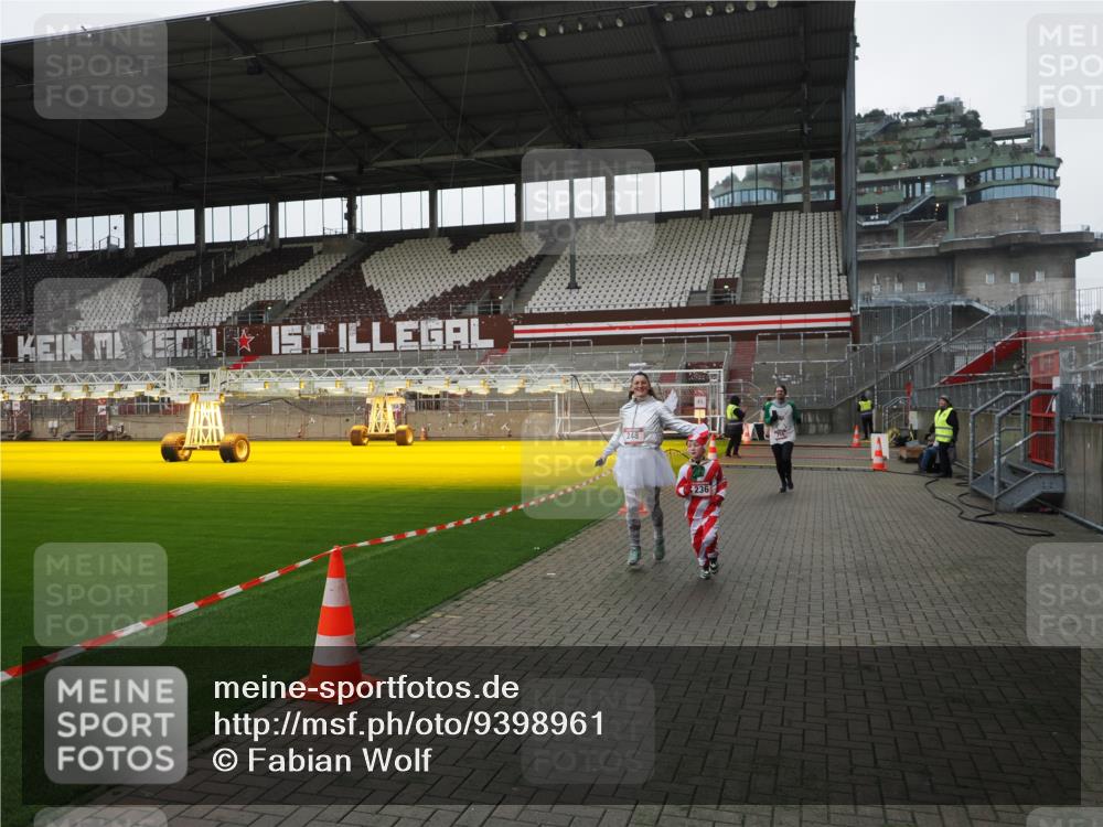 07.12.2025 - St. Pauli X-Mass-Run No. 15 Fabian Wolf http://msf.ph/oto/9398961 07.12.2025 10:56:33 Ziel 236, 248, 759, 2170, 4063, 4146 meine-sportfotos.de