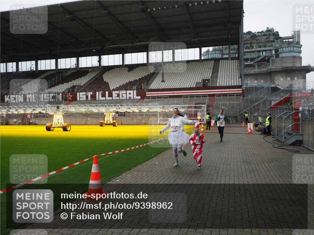 07.12.2025 - St. Pauli X-Mass-Run No. 15 Fabian Wolf http://msf.ph/oto/9398962 07.12.2025 10:56:33 Ziel 236, 248, 759, 2170, 4063, 4146 meine-sportfotos.de