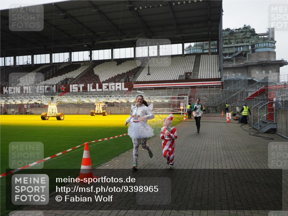 07.12.2025 - St. Pauli X-Mass-Run No. 15 Fabian Wolf http://msf.ph/oto/9398965 07.12.2025 10:56:34 Ziel 236, 248, 759, 2170, 4063, 4146 meine-sportfotos.de