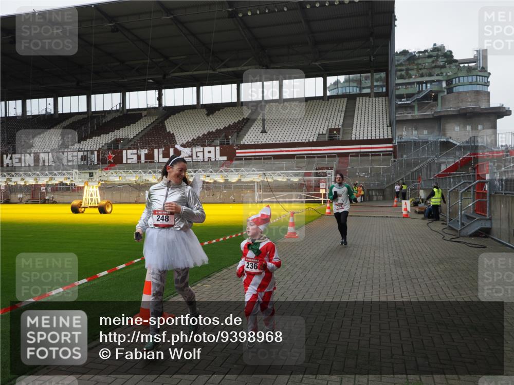 07.12.2025 - St. Pauli X-Mass-Run No. 15 Fabian Wolf http://msf.ph/oto/9398968 07.12.2025 10:56:34 Ziel 236, 248, 759, 2170, 4063, 4146 meine-sportfotos.de