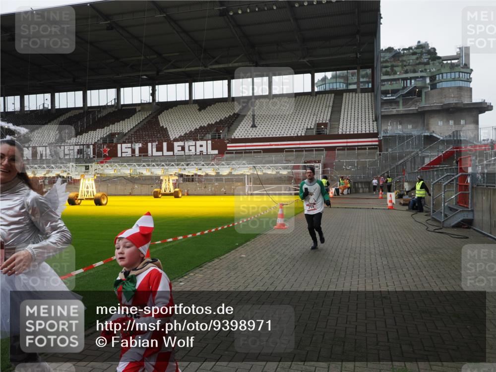 07.12.2025 - St. Pauli X-Mass-Run No. 15 Fabian Wolf http://msf.ph/oto/9398971 07.12.2025 10:56:35 Ziel 236, 248, 759, 2170, 4063, 4146 meine-sportfotos.de