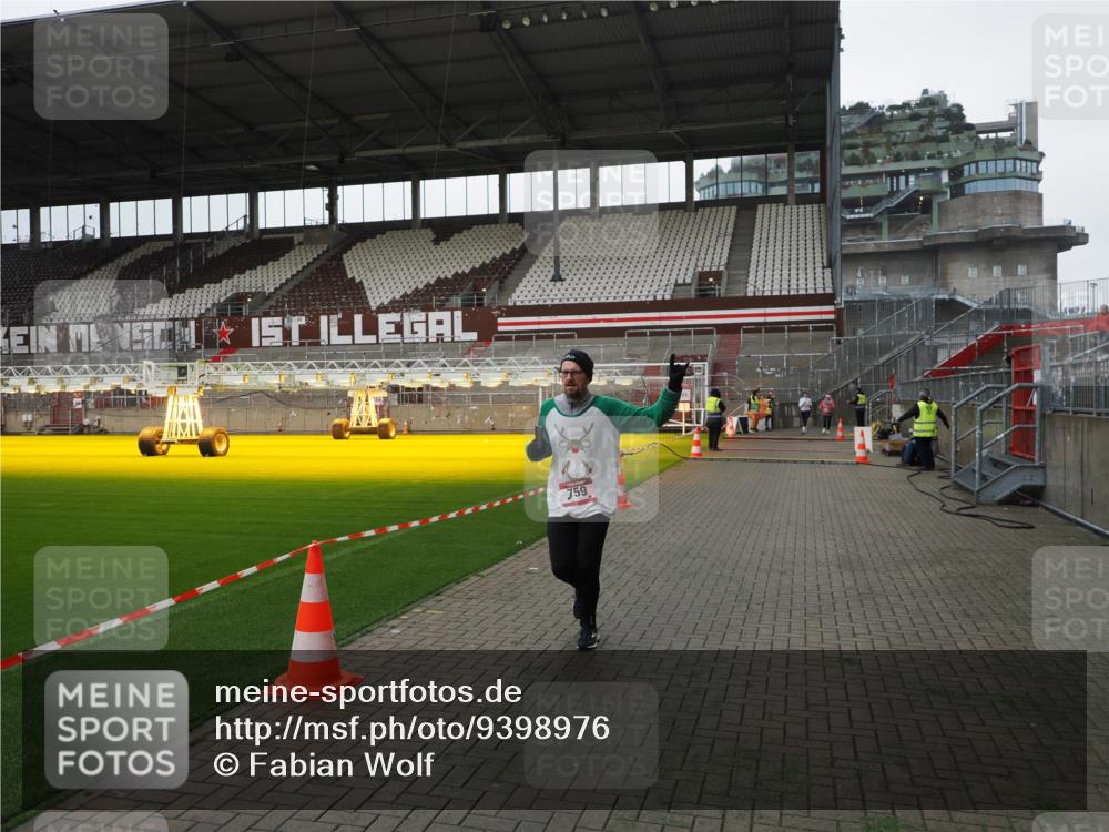 07.12.2025 - St. Pauli X-Mass-Run No. 15 Fabian Wolf http://msf.ph/oto/9398976 07.12.2025 10:56:36 Ziel 236, 248, 759, 2170, 4063, 4146 meine-sportfotos.de