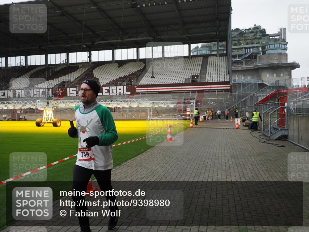 07.12.2025 - St. Pauli X-Mass-Run No. 15 Fabian Wolf http://msf.ph/oto/9398980 07.12.2025 10:56:37 Ziel 236, 248, 759, 2170, 4063, 4146 meine-sportfotos.de