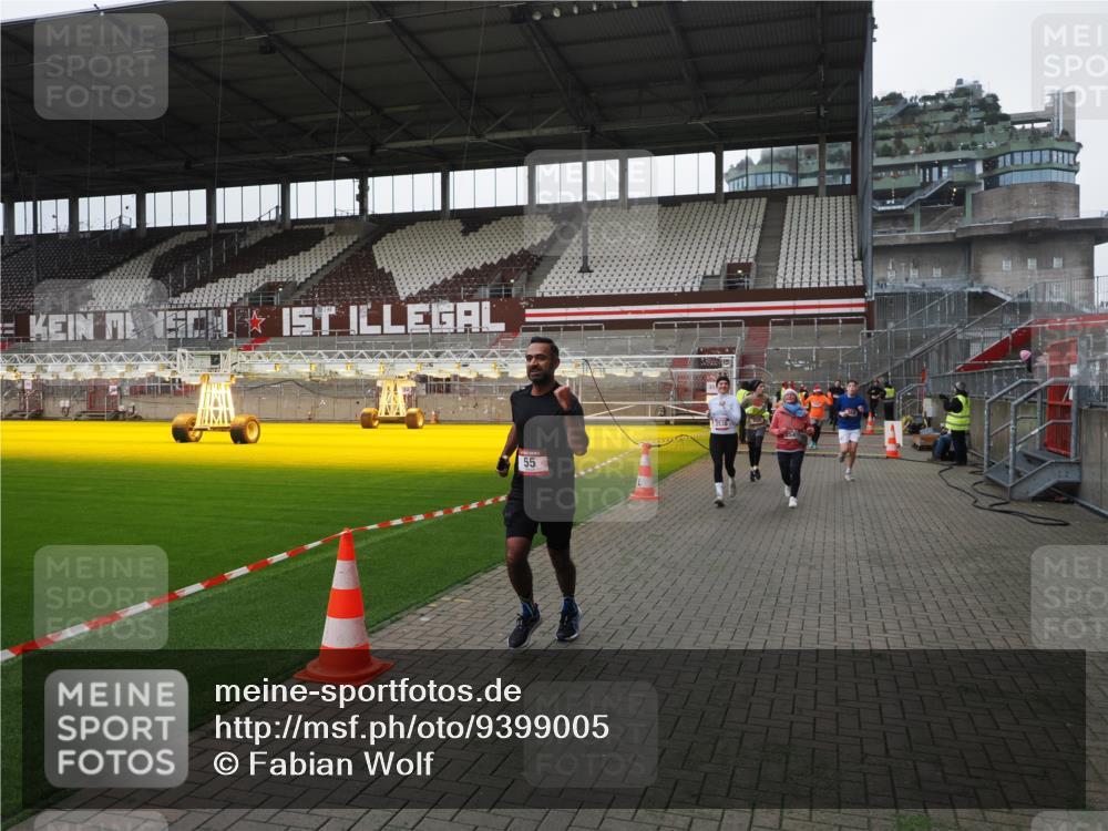07.12.2025 - St. Pauli X-Mass-Run No. 15 Fabian Wolf http://msf.ph/oto/9399005 07.12.2025 10:56:48 Ziel 55, 417, 555, 568, 759, 2538, 2542, 2664 meine-sportfotos.de