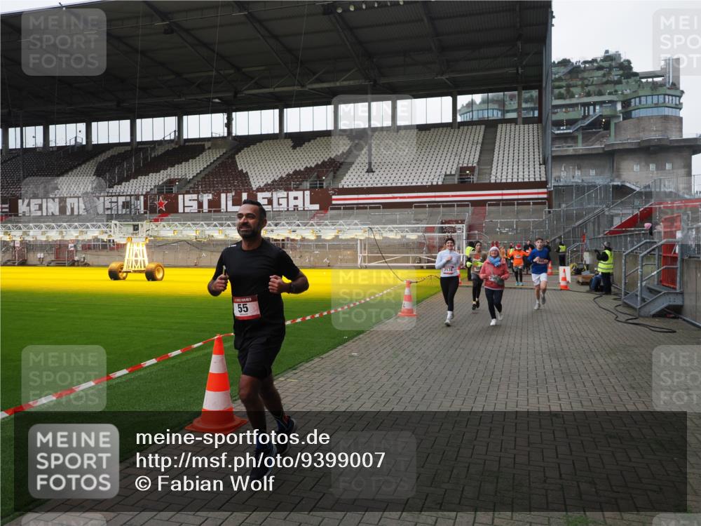 07.12.2025 - St. Pauli X-Mass-Run No. 15 Fabian Wolf http://msf.ph/oto/9399007 07.12.2025 10:56:48 Ziel 55, 417, 555, 568, 759, 2538, 2542, 2664 meine-sportfotos.de