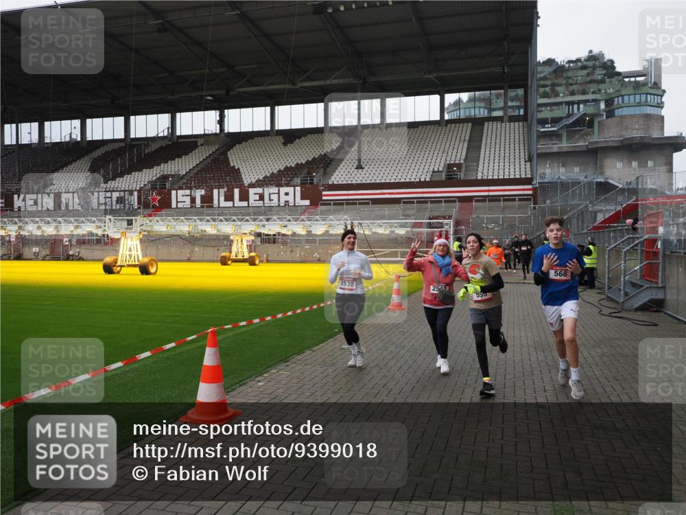 07.12.2025 - St. Pauli X-Mass-Run No. 15 Fabian Wolf http://msf.ph/oto/9399018 07.12.2025 10:56:51 Ziel 55, 417, 555, 566, 568, 1203, 2538, 2542, 2664, 3275 meine-sportfotos.de