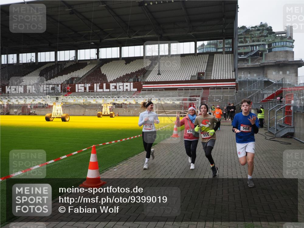 07.12.2025 - St. Pauli X-Mass-Run No. 15 Fabian Wolf http://msf.ph/oto/9399019 07.12.2025 10:56:51 Ziel 55, 417, 555, 566, 568, 1203, 2538, 2542, 2664, 3275 meine-sportfotos.de