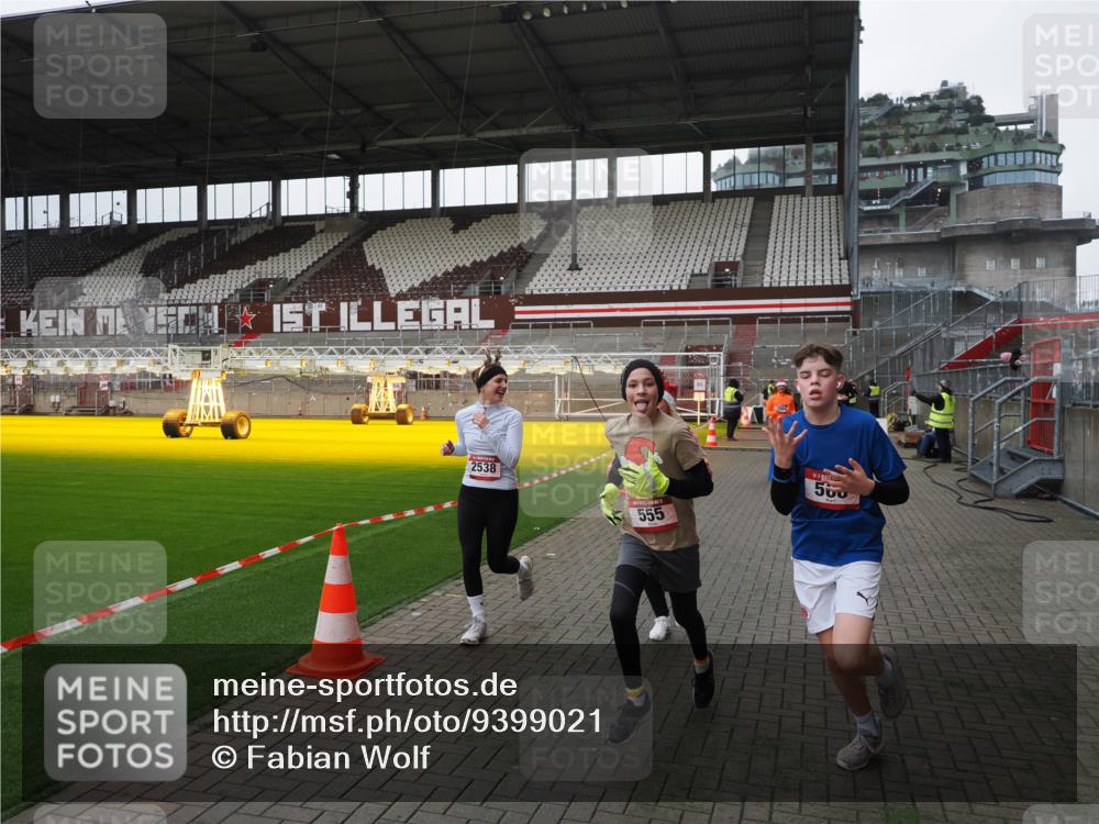 07.12.2025 - St. Pauli X-Mass-Run No. 15 Fabian Wolf http://msf.ph/oto/9399021 07.12.2025 10:56:51 Ziel 55, 417, 555, 566, 568, 1203, 2538, 2542, 2664, 3275 meine-sportfotos.de
