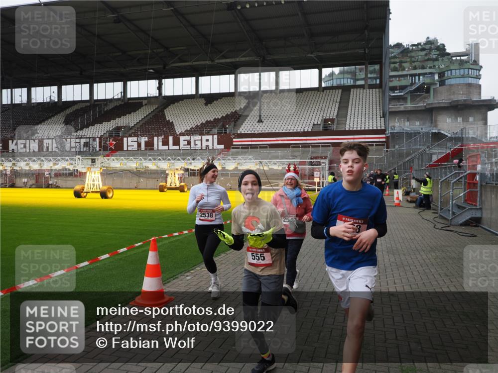 07.12.2025 - St. Pauli X-Mass-Run No. 15 Fabian Wolf http://msf.ph/oto/9399022 07.12.2025 10:56:51 Ziel 55, 417, 555, 566, 568, 1203, 2538, 2542, 2664, 3275 meine-sportfotos.de