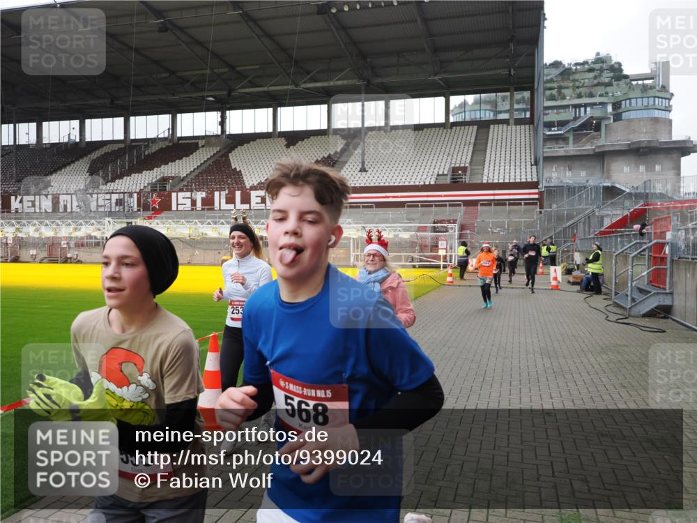 07.12.2025 - St. Pauli X-Mass-Run No. 15 Fabian Wolf http://msf.ph/oto/9399024 07.12.2025 10:56:52 Ziel 55, 417, 555, 566, 568, 763, 1203, 2538, 2542, 2664, 3275 meine-sportfotos.de