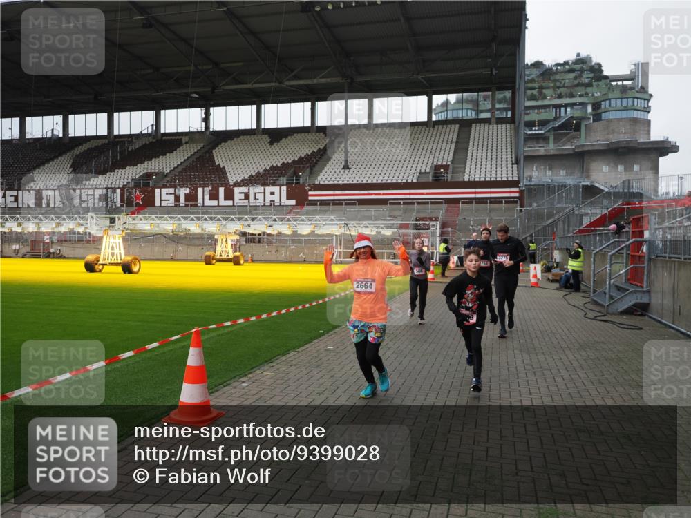 07.12.2025 - St. Pauli X-Mass-Run No. 15 Fabian Wolf http://msf.ph/oto/9399028 07.12.2025 10:56:55 Ziel 55, 417, 555, 566, 568, 763, 1203, 2538, 2542, 2664, 3275, 4799 meine-sportfotos.de