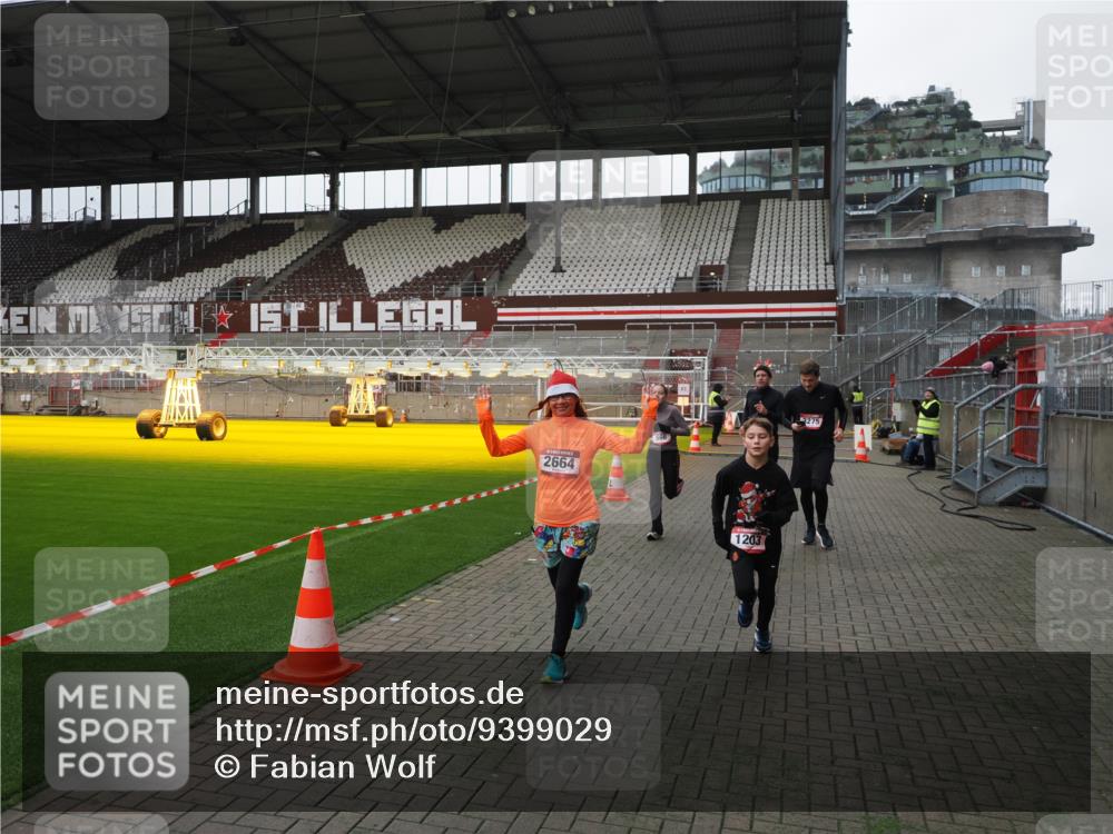 07.12.2025 - St. Pauli X-Mass-Run No. 15 Fabian Wolf http://msf.ph/oto/9399029 07.12.2025 10:56:55 Ziel 55, 417, 555, 566, 568, 763, 1203, 2538, 2542, 2664, 3275, 4799 meine-sportfotos.de