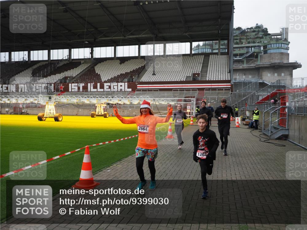 07.12.2025 - St. Pauli X-Mass-Run No. 15 Fabian Wolf http://msf.ph/oto/9399030 07.12.2025 10:56:56 Ziel 55, 417, 555, 566, 568, 763, 1203, 2538, 2542, 2664, 3275, 4799 meine-sportfotos.de