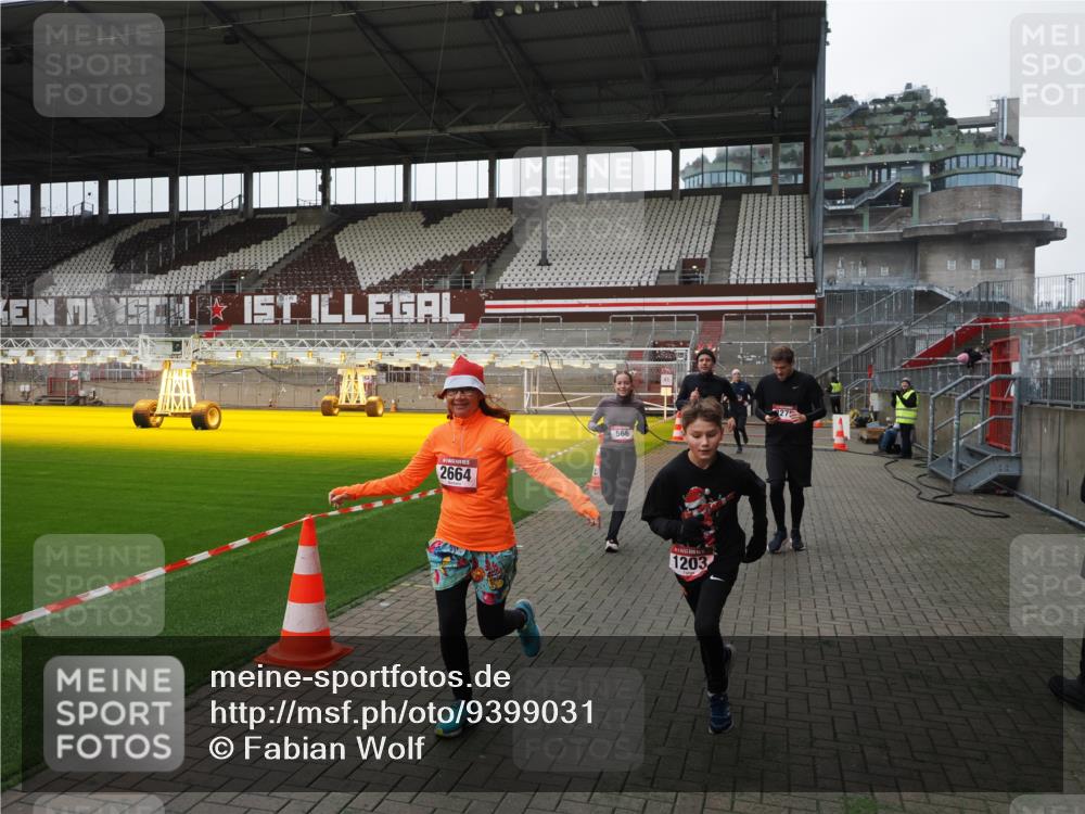 07.12.2025 - St. Pauli X-Mass-Run No. 15 Fabian Wolf http://msf.ph/oto/9399031 07.12.2025 10:56:56 Ziel 55, 417, 555, 566, 568, 763, 1203, 2538, 2542, 2664, 3275, 4799 meine-sportfotos.de