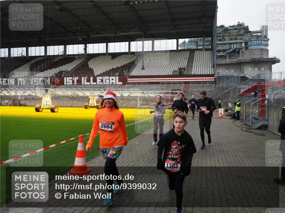 07.12.2025 - St. Pauli X-Mass-Run No. 15 Fabian Wolf http://msf.ph/oto/9399032 07.12.2025 10:56:56 Ziel 55, 417, 555, 566, 568, 763, 1203, 2538, 2542, 2664, 3275, 4799 meine-sportfotos.de