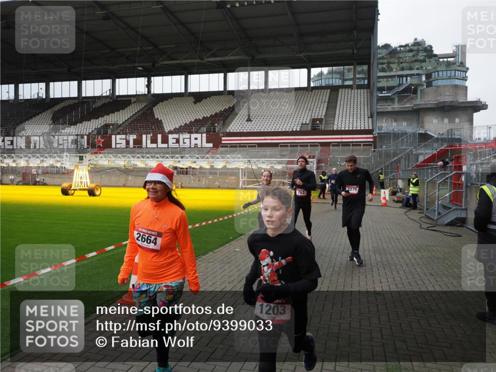07.12.2025 - St. Pauli X-Mass-Run No. 15 Fabian Wolf http://msf.ph/oto/9399033 07.12.2025 10:56:56 Ziel 55, 417, 555, 566, 568, 763, 1203, 2538, 2542, 2664, 3275, 4799 meine-sportfotos.de