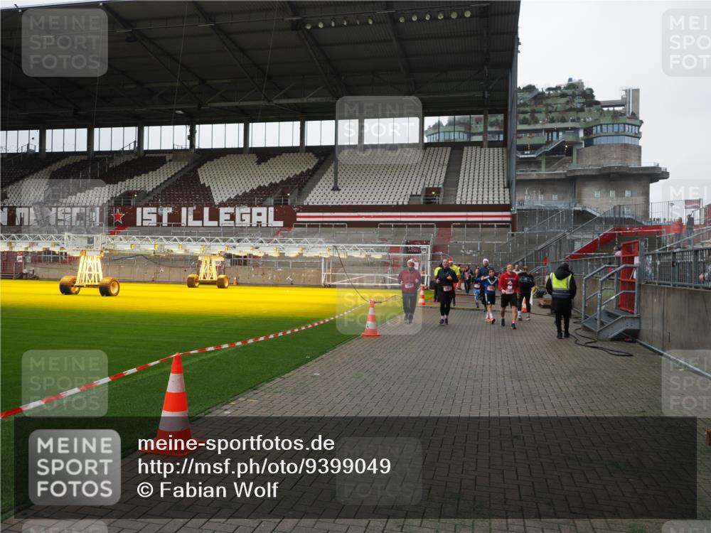 07.12.2025 - St. Pauli X-Mass-Run No. 15 Fabian Wolf http://msf.ph/oto/9399049 07.12.2025 10:57:15 Ziel 130, 251, 280, 773, 1097, 1099, 1387, 2665, 3064, 3067 meine-sportfotos.de