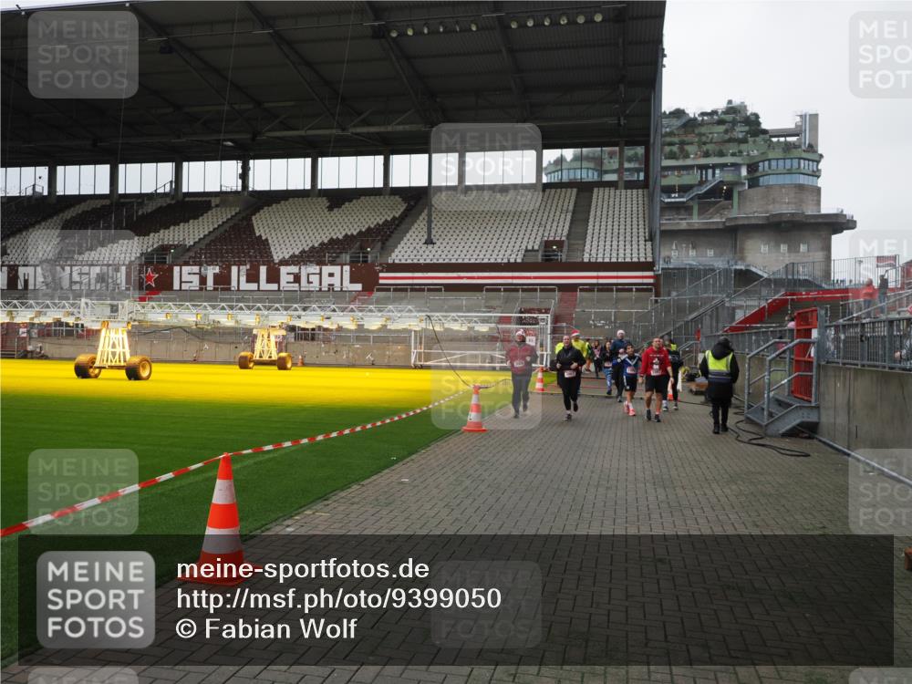07.12.2025 - St. Pauli X-Mass-Run No. 15 Fabian Wolf http://msf.ph/oto/9399050 07.12.2025 10:57:15 Ziel 130, 251, 280, 773, 1097, 1099, 1387, 2665, 3064, 3067 meine-sportfotos.de