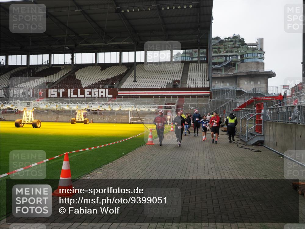 07.12.2025 - St. Pauli X-Mass-Run No. 15 Fabian Wolf http://msf.ph/oto/9399051 07.12.2025 10:57:16 Ziel 130, 251, 280, 773, 1097, 1099, 1387, 2297, 2298, 2665, 3064, 3067 meine-sportfotos.de