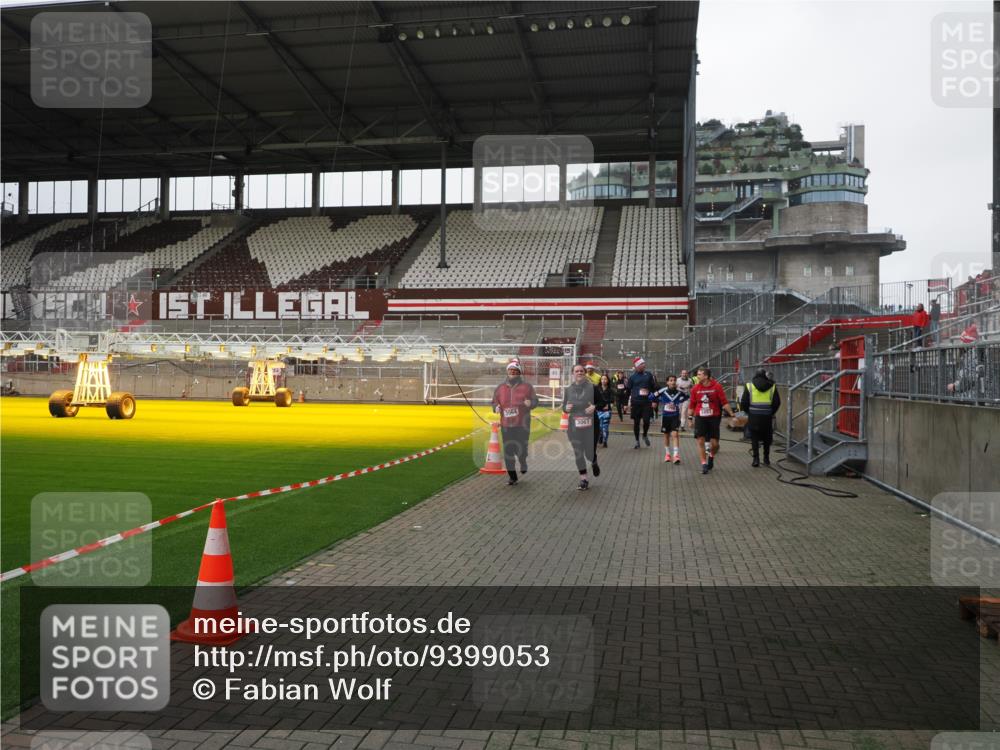 07.12.2025 - St. Pauli X-Mass-Run No. 15 Fabian Wolf http://msf.ph/oto/9399053 07.12.2025 10:57:16 Ziel 130, 251, 280, 773, 1097, 1099, 1387, 2297, 2298, 2665, 3064, 3067 meine-sportfotos.de
