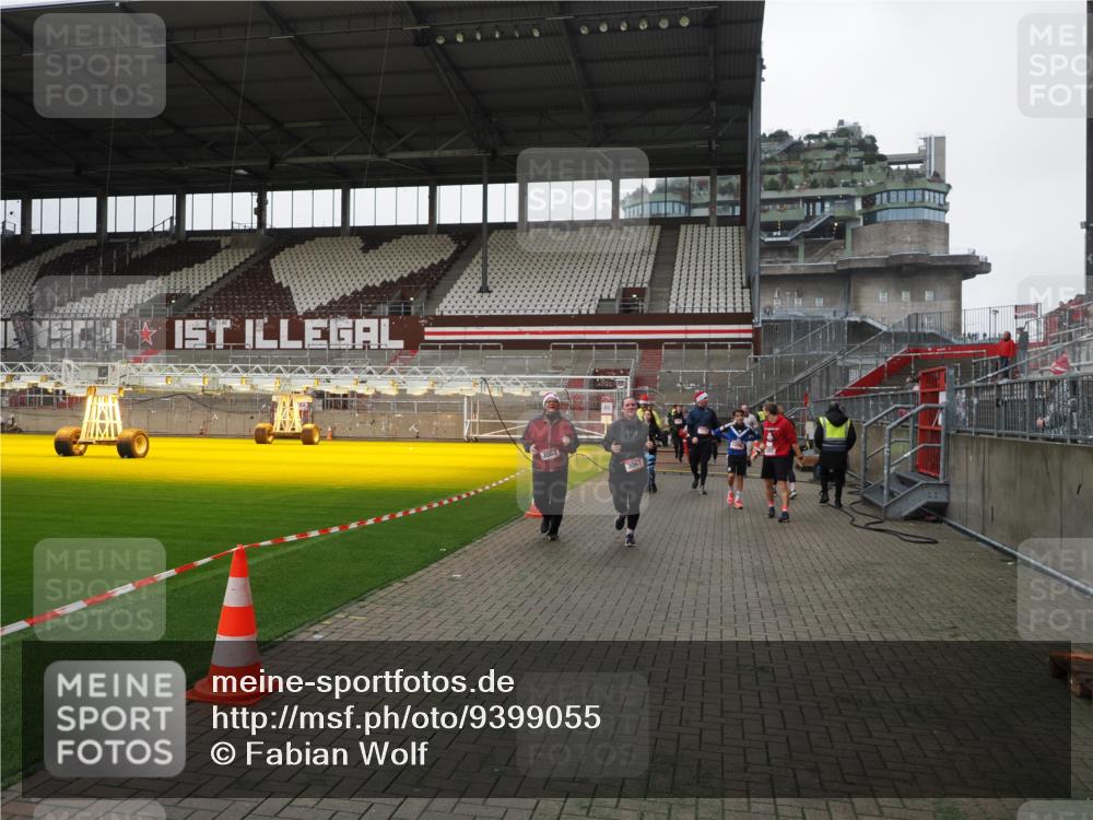 07.12.2025 - St. Pauli X-Mass-Run No. 15 Fabian Wolf http://msf.ph/oto/9399055 07.12.2025 10:57:17 Ziel 130, 251, 280, 773, 1097, 1099, 1387, 2290, 2296, 2297, 2298, 2665, 3064, 3067 meine-sportfotos.de