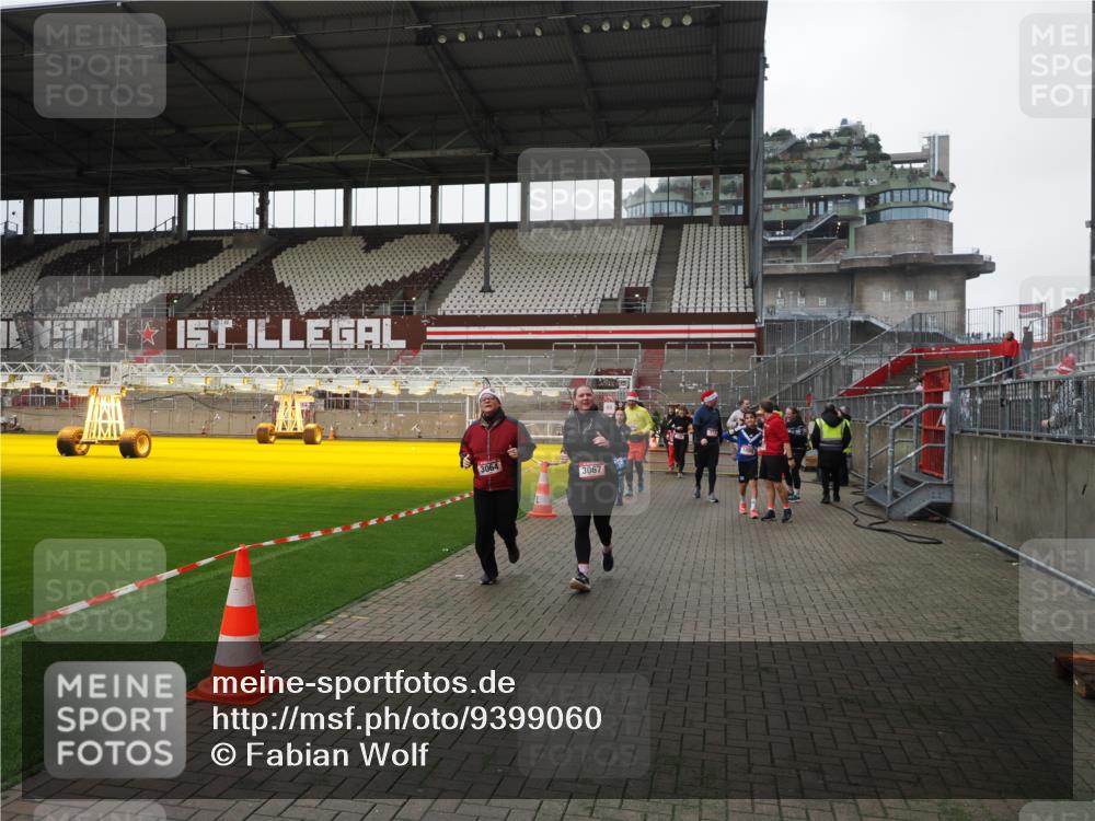 07.12.2025 - St. Pauli X-Mass-Run No. 15 Fabian Wolf http://msf.ph/oto/9399060 07.12.2025 10:57:18 Ziel 130, 251, 280, 773, 1097, 1099, 1387, 2290, 2296, 2297, 2298, 2665, 3064, 3067 meine-sportfotos.de
