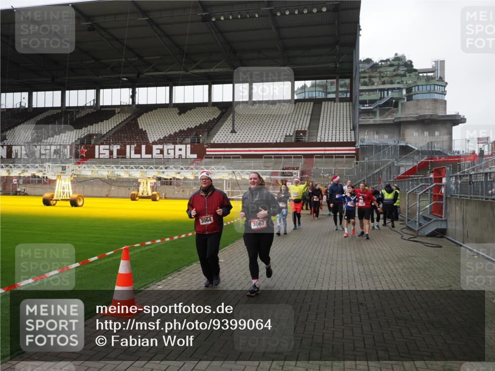 07.12.2025 - St. Pauli X-Mass-Run No. 15 Fabian Wolf http://msf.ph/oto/9399064 07.12.2025 10:57:19 Ziel 130, 251, 280, 773, 1097, 1099, 1387, 2290, 2296, 2297, 2298, 2665, 3064, 3067 meine-sportfotos.de