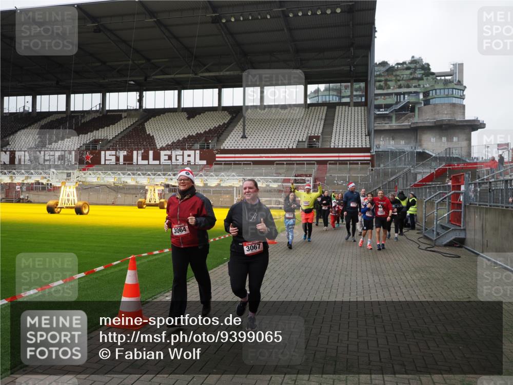 07.12.2025 - St. Pauli X-Mass-Run No. 15 Fabian Wolf http://msf.ph/oto/9399065 07.12.2025 10:57:19 Ziel 130, 251, 280, 773, 1097, 1099, 1387, 2290, 2296, 2297, 2298, 2665, 3064, 3067 meine-sportfotos.de