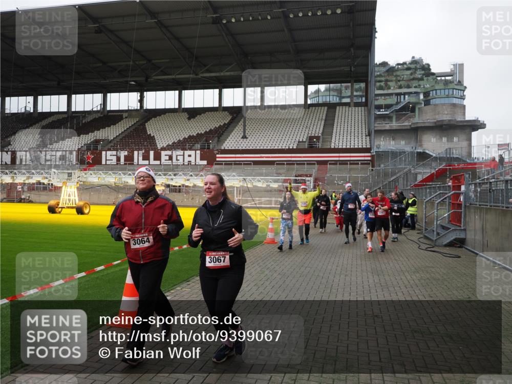 07.12.2025 - St. Pauli X-Mass-Run No. 15 Fabian Wolf http://msf.ph/oto/9399067 07.12.2025 10:57:19 Ziel 130, 251, 280, 773, 1097, 1099, 1387, 2290, 2296, 2297, 2298, 2665, 3064, 3067 meine-sportfotos.de