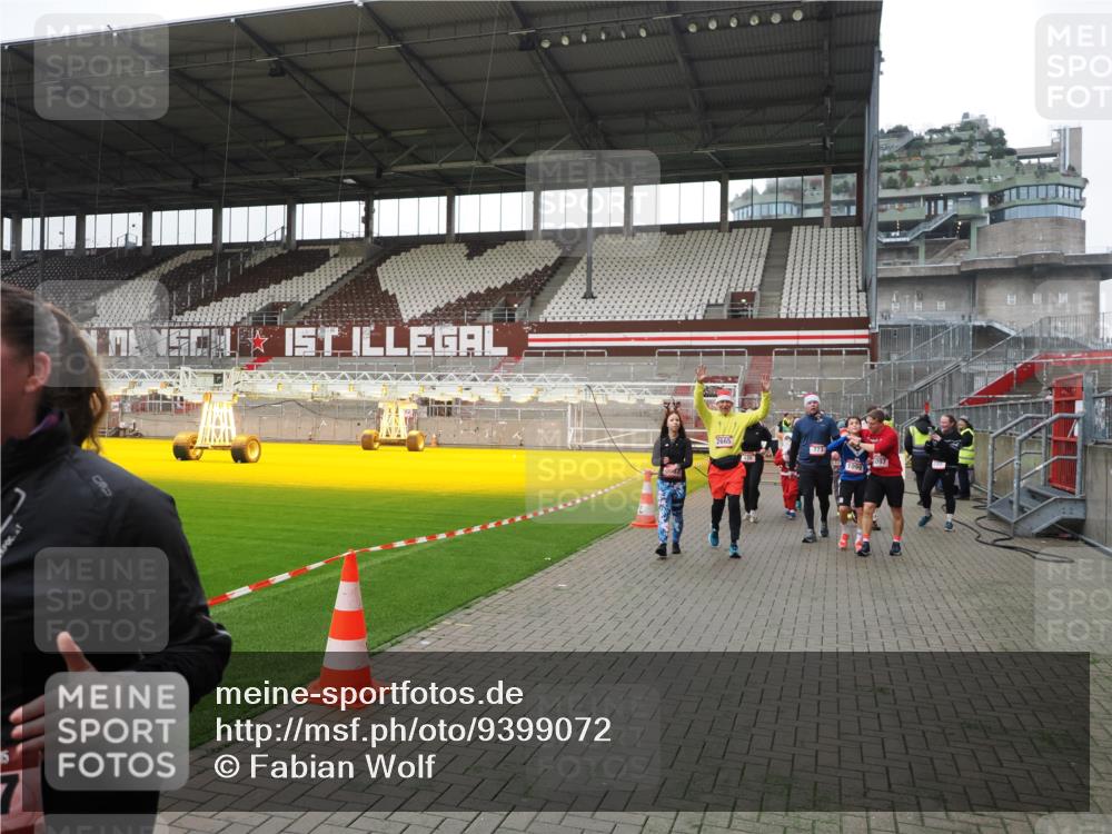 07.12.2025 - St. Pauli X-Mass-Run No. 15 Fabian Wolf http://msf.ph/oto/9399072 07.12.2025 10:57:20 Ziel 130, 251, 280, 773, 1097, 1099, 1387, 2290, 2296, 2297, 2298, 2665, 3064, 3067 meine-sportfotos.de