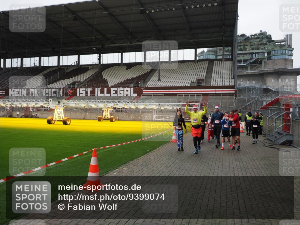 07.12.2025 - St. Pauli X-Mass-Run No. 15 Fabian Wolf http://msf.ph/oto/9399074 07.12.2025 10:57:21 Ziel 130, 251, 280, 773, 994, 1097, 1099, 1387, 2290, 2296, 2297, 2298, 2665, 3064, 3067 meine-sportfotos.de