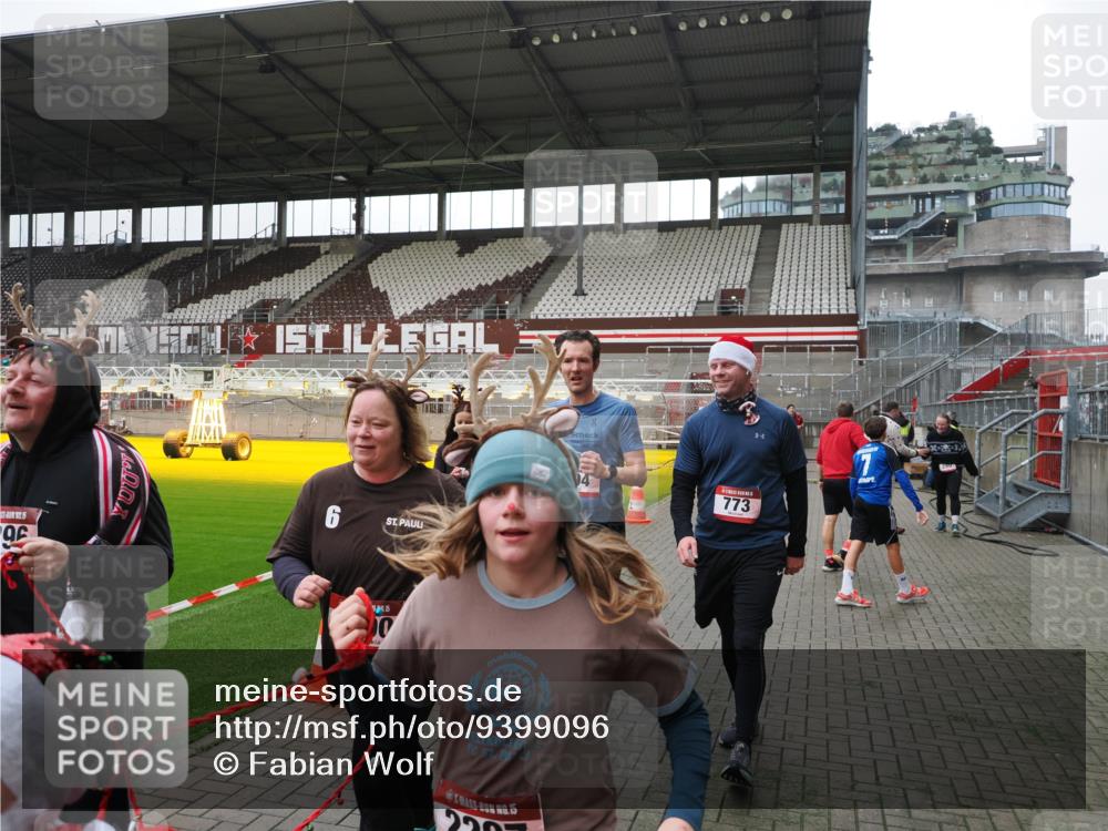 07.12.2025 - St. Pauli X-Mass-Run No. 15 Fabian Wolf http://msf.ph/oto/9399096 07.12.2025 10:57:26 Ziel 130, 251, 773, 994, 1213, 1387, 2290, 2296, 2297, 2298, 2665, 3064, 3067 meine-sportfotos.de