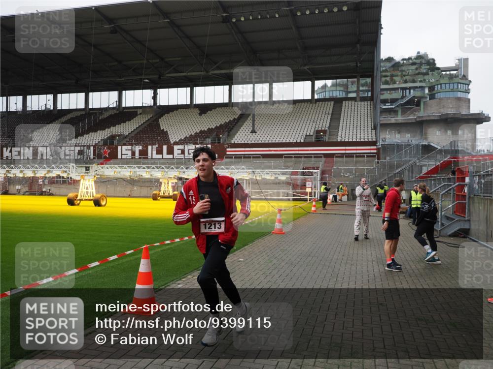 07.12.2025 - St. Pauli X-Mass-Run No. 15 Fabian Wolf http://msf.ph/oto/9399115 07.12.2025 10:57:32 Ziel 130, 251, 773, 994, 1213, 1387, 2290, 2296, 2297, 2298 meine-sportfotos.de