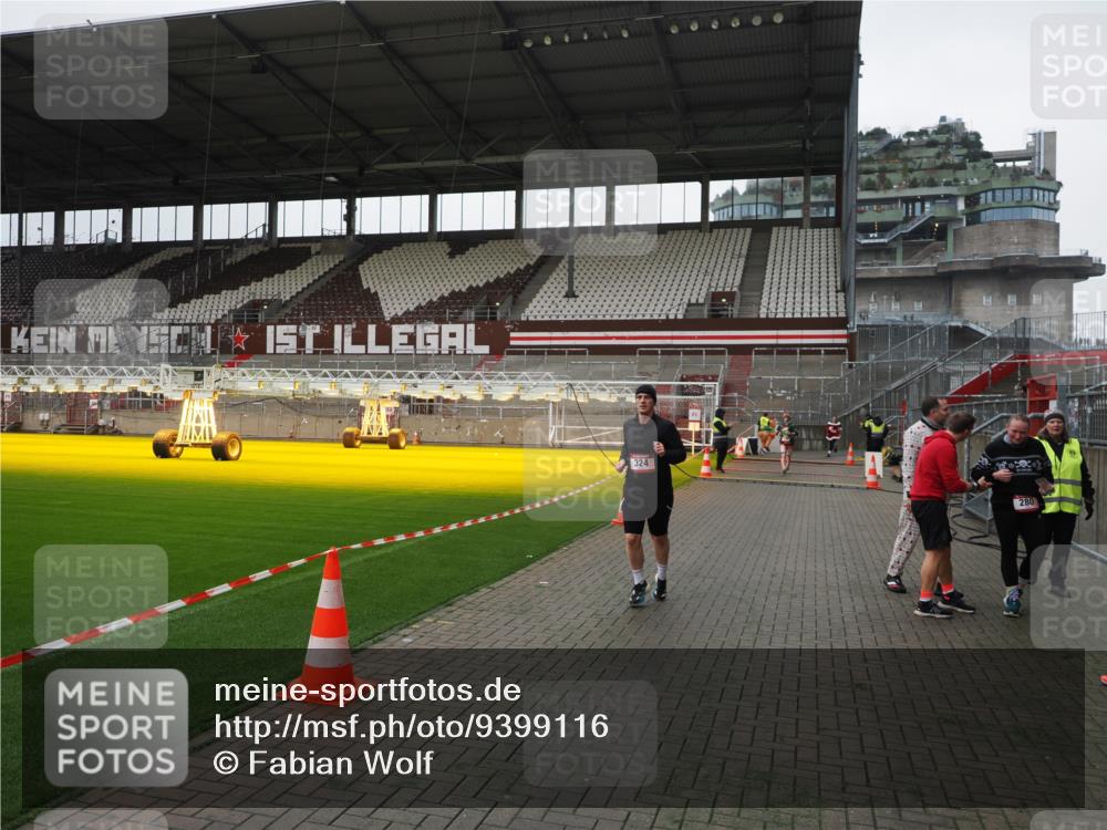 07.12.2025 - St. Pauli X-Mass-Run No. 15 Fabian Wolf http://msf.ph/oto/9399116 07.12.2025 10:57:40 Ziel 324, 994, 1213, 1390 meine-sportfotos.de