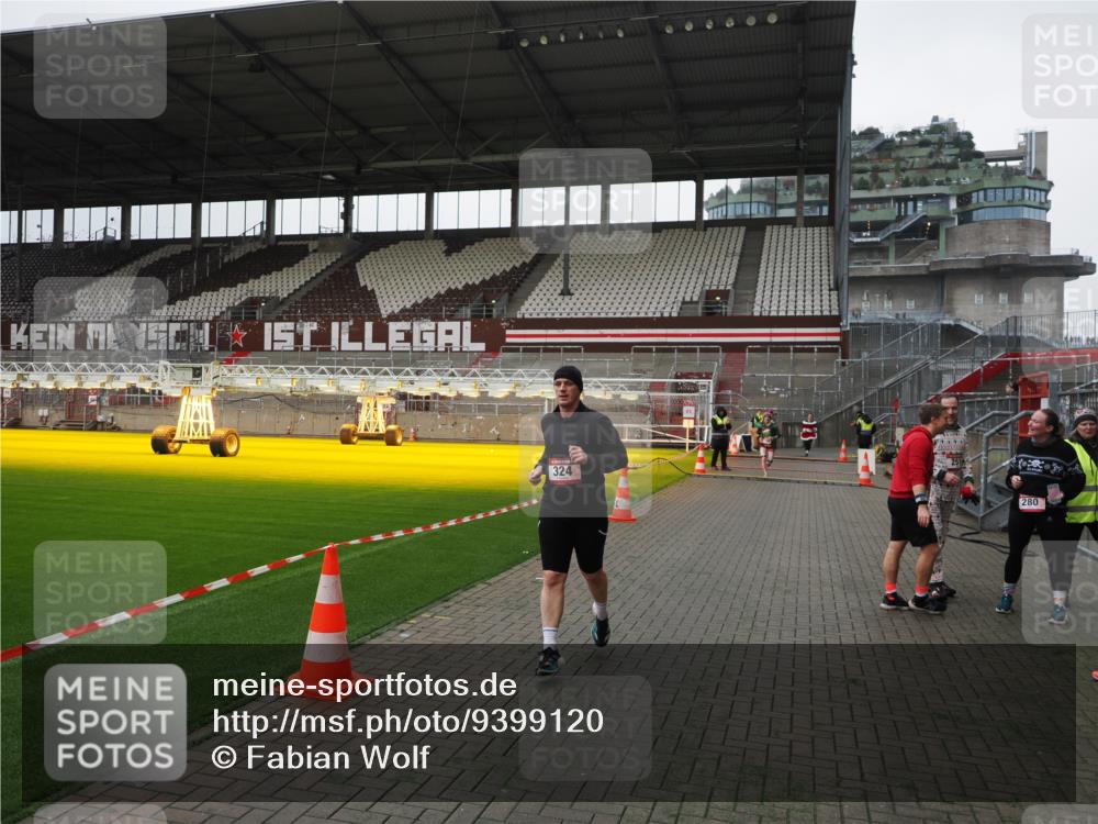07.12.2025 - St. Pauli X-Mass-Run No. 15 Fabian Wolf http://msf.ph/oto/9399120 07.12.2025 10:57:41 Ziel 324, 994, 1213, 1390 meine-sportfotos.de