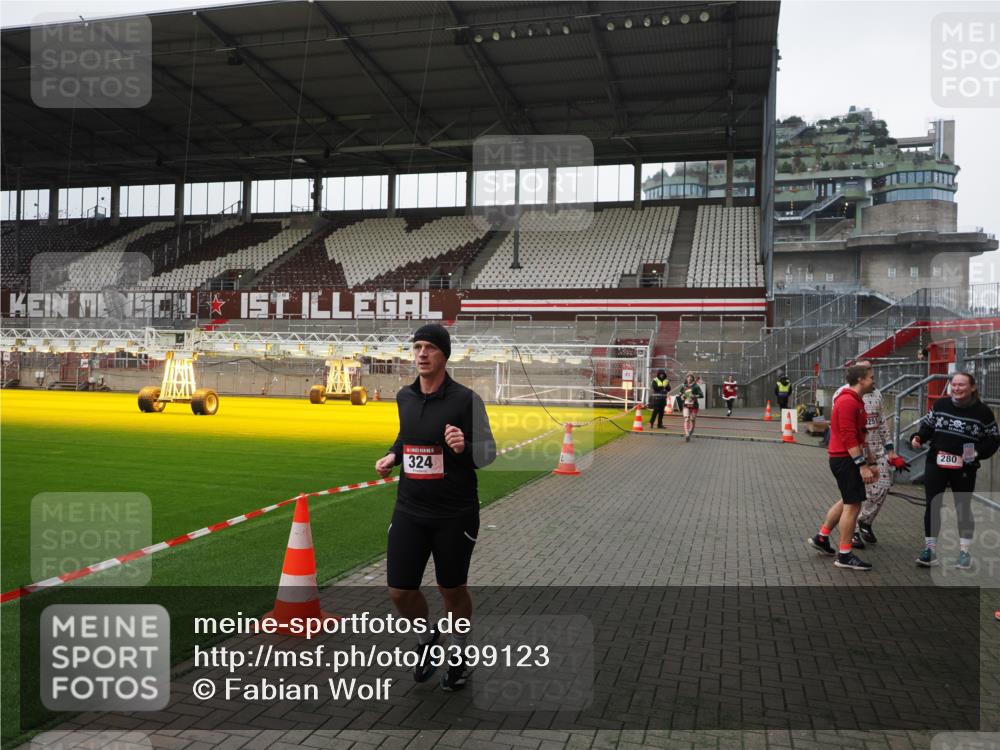 07.12.2025 - St. Pauli X-Mass-Run No. 15 Fabian Wolf http://msf.ph/oto/9399123 07.12.2025 10:57:41 Ziel 324, 994, 1213, 1390 meine-sportfotos.de