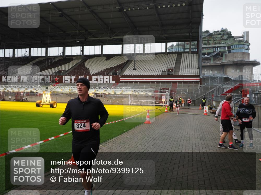 07.12.2025 - St. Pauli X-Mass-Run No. 15 Fabian Wolf http://msf.ph/oto/9399125 07.12.2025 10:57:42 Ziel 324, 1213, 1390 meine-sportfotos.de