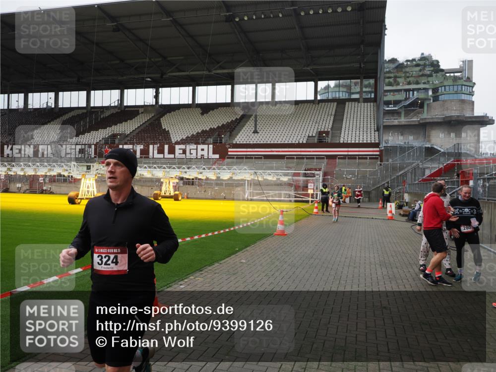 07.12.2025 - St. Pauli X-Mass-Run No. 15 Fabian Wolf http://msf.ph/oto/9399126 07.12.2025 10:57:42 Ziel 324, 1213, 1390 meine-sportfotos.de