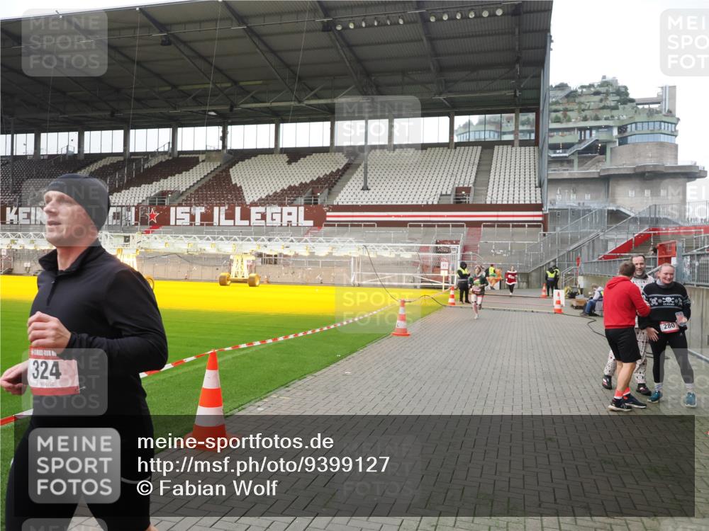 07.12.2025 - St. Pauli X-Mass-Run No. 15 Fabian Wolf http://msf.ph/oto/9399127 07.12.2025 10:57:42 Ziel 324, 1213, 1390 meine-sportfotos.de